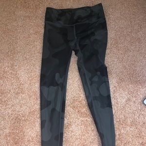 camo alo leggings!!